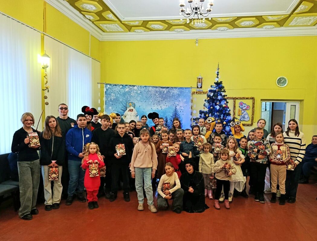 У Ковелі діти непростої долі отримали солодкі подарунки