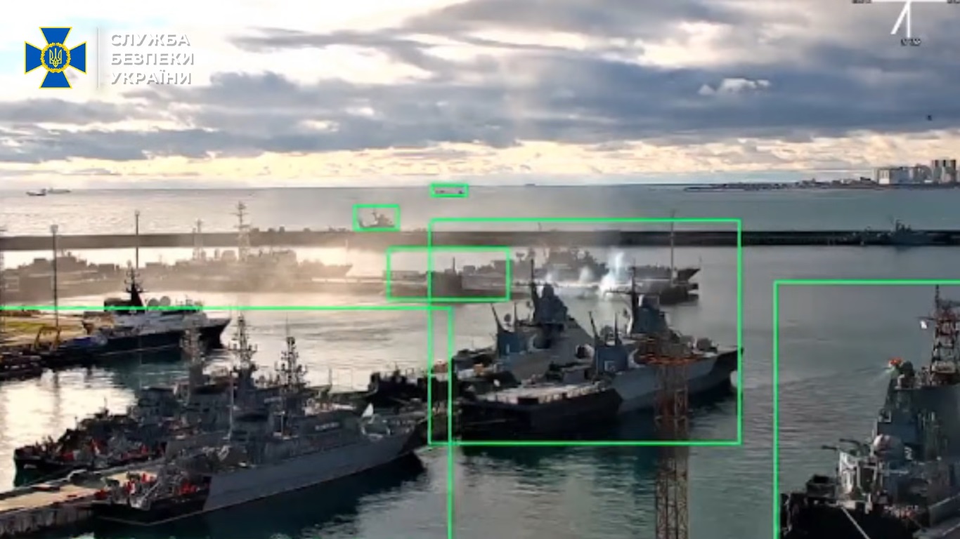 У новоросійську морські дрони СБУ вразили російський підводний човен – носій «Калібрів»