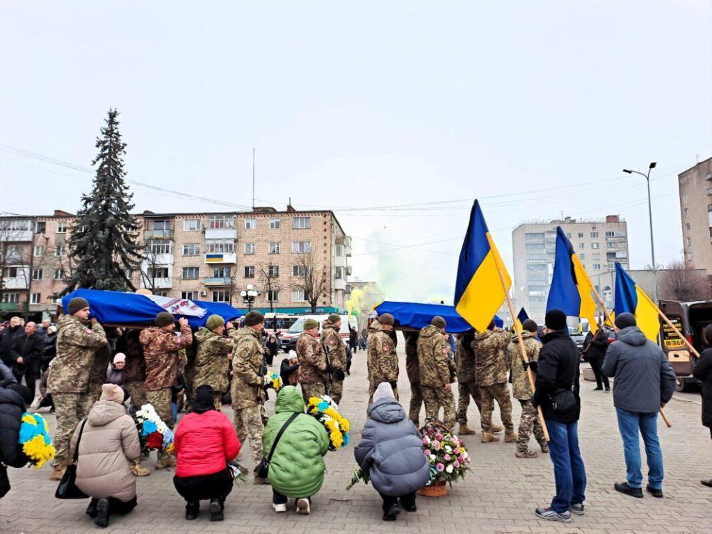 Ковельчани провели в останню земну дорогу Героїв Артема Абрамчука та Юрія Гусара