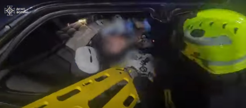 Поблизу Луцька рятувальники деблокували потерпілого внаслідок ДТП