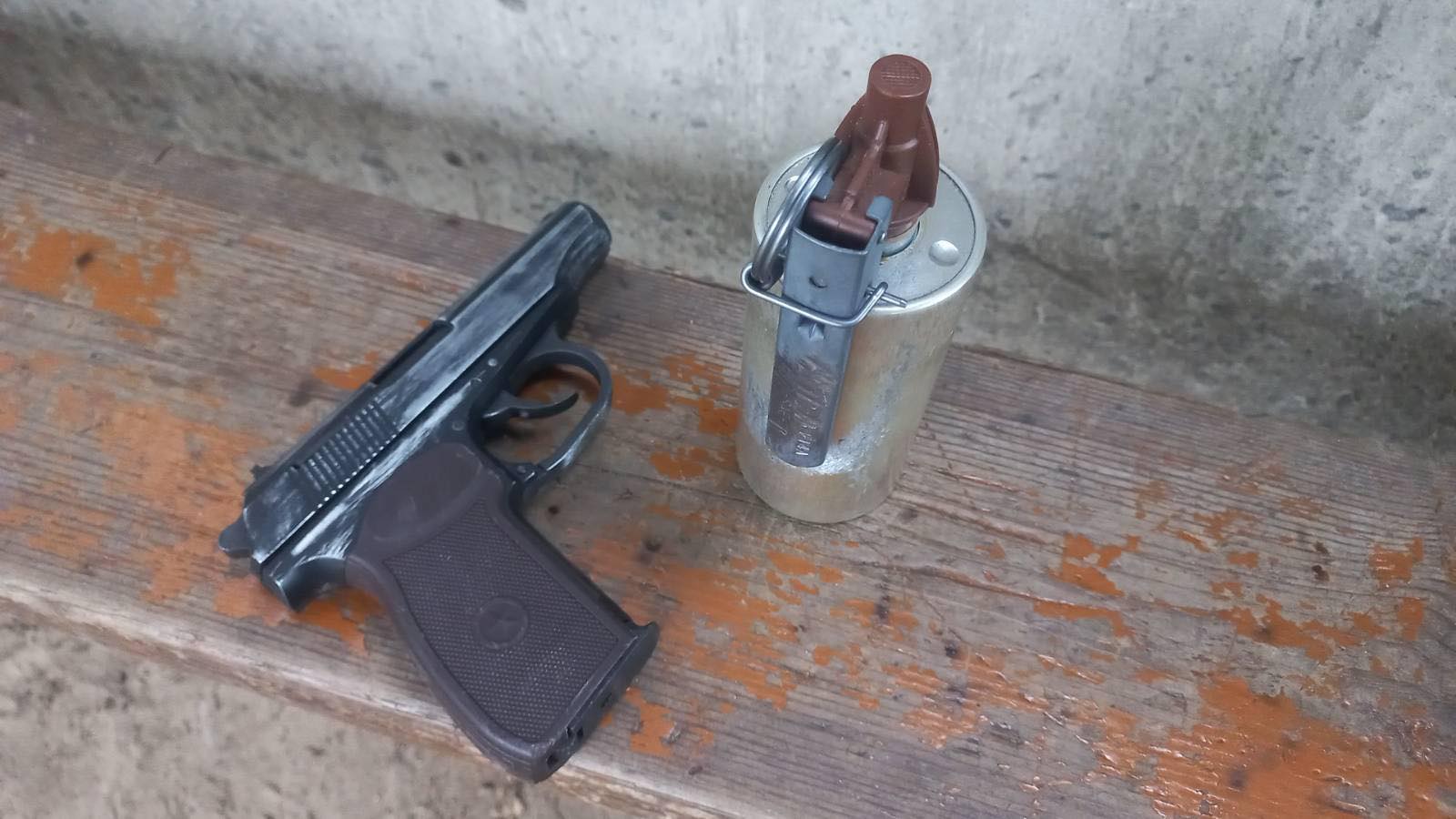 На Волині у пасажира автобуса виявили пістолет та димову гранату