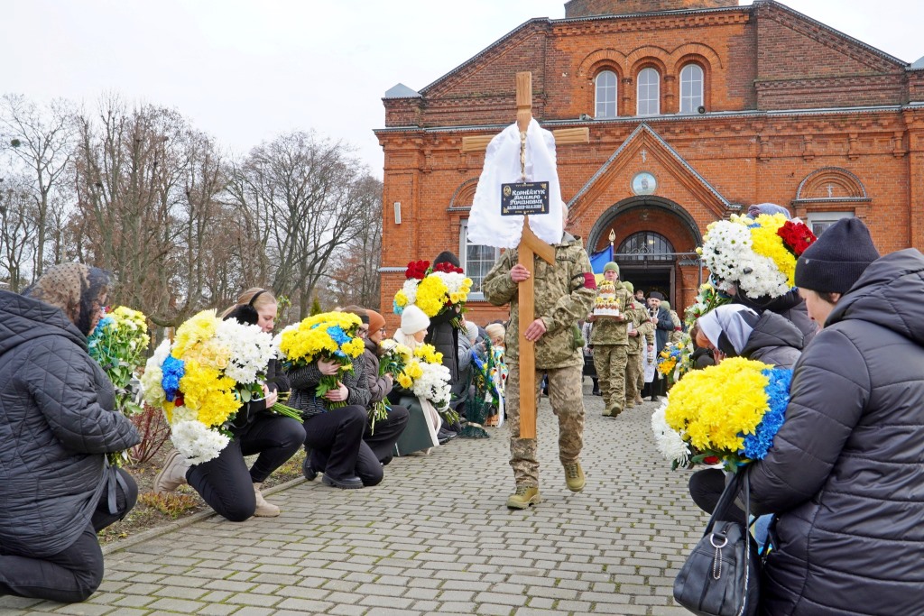 Володимир провів в останню земну дорогу молодого Захисника Дмитра Корнійчука