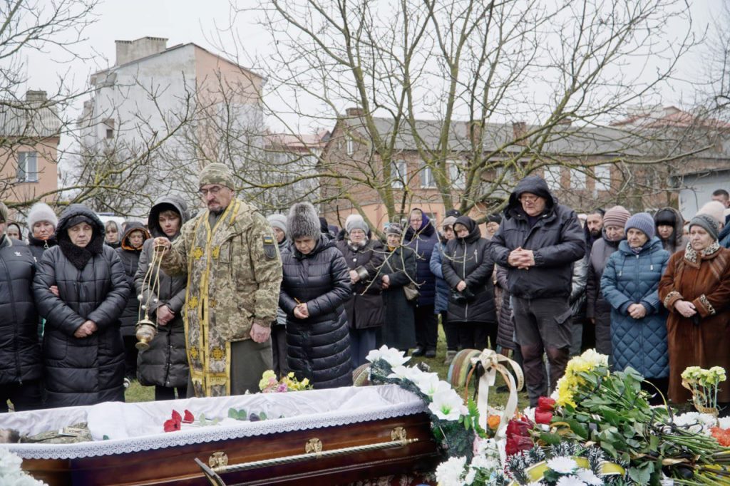 У Володимирській громаді попрощалися з воїном Олександром Кіндрою