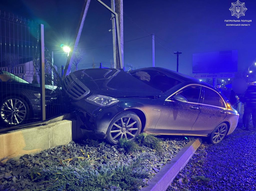 ДТП у Струмівці: автомобіль Mercedes наїхав огорожу