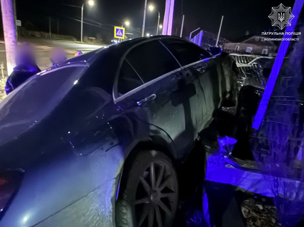 ДТП у Струмівці: автомобіль Mercedes наїхав огорожу