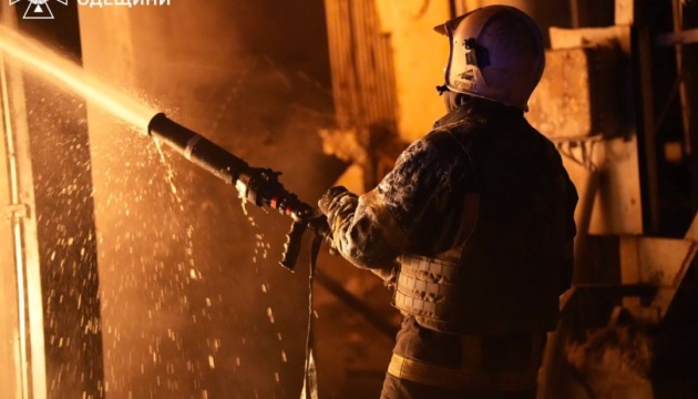 У порту «Південний» через обстріли рф загорілися контейнери з борошном та олією