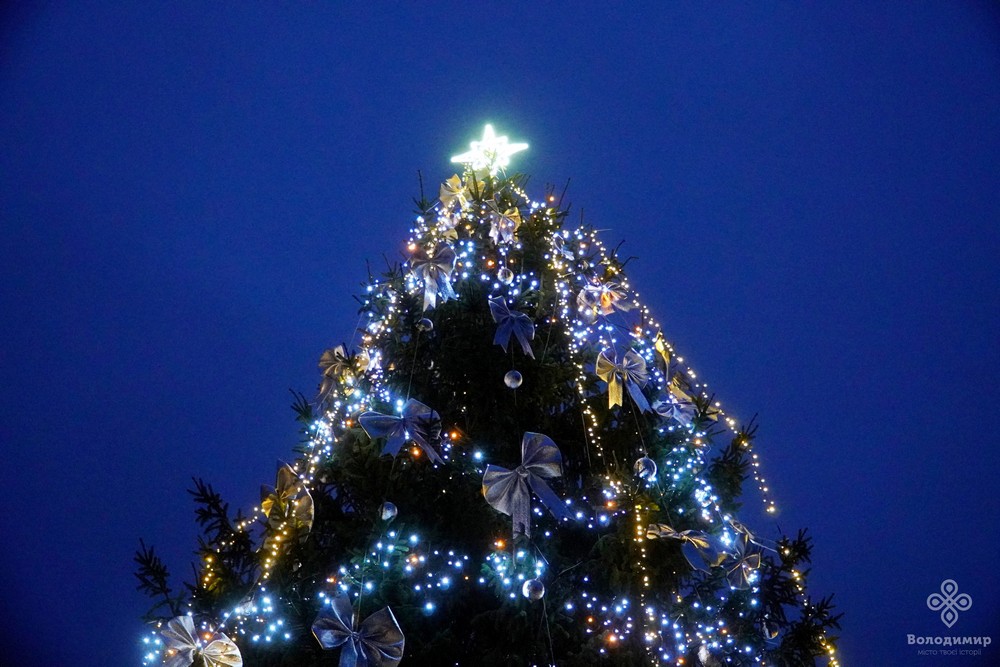 Засяяла головна ялинка Володимира