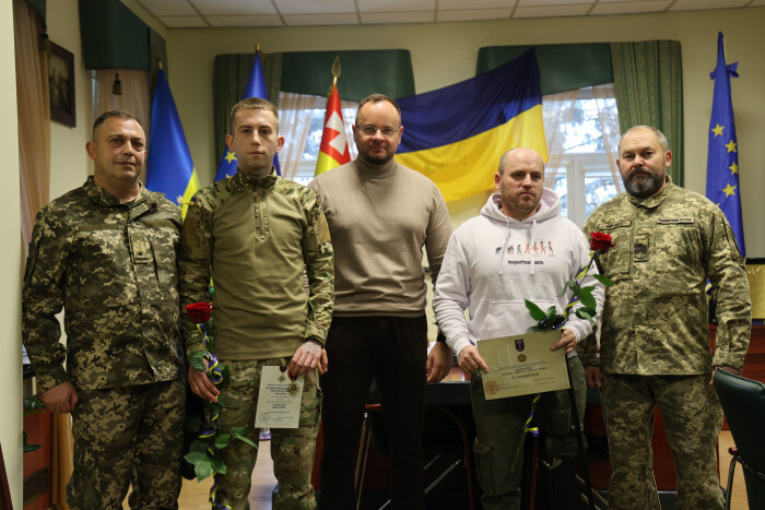 Мер Луцька вручив бойові нагороди двом захисникам України