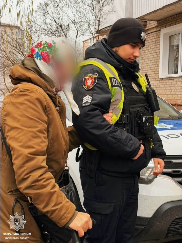 Волинські патрульні допомогли літній жінці повернутися додому