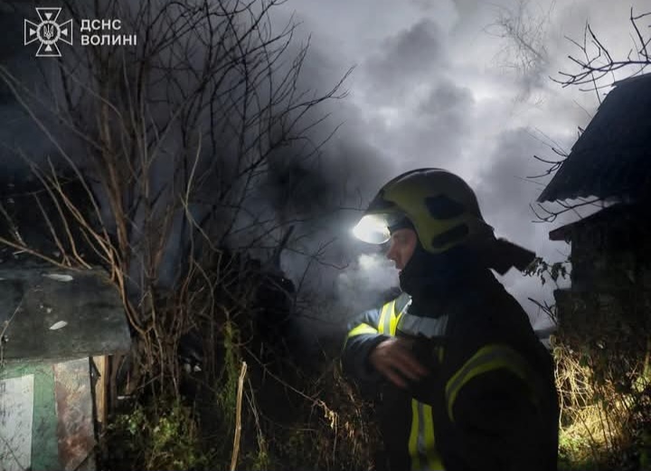 Луцькі рятувальники ліквідували пожежу в господарській споруді