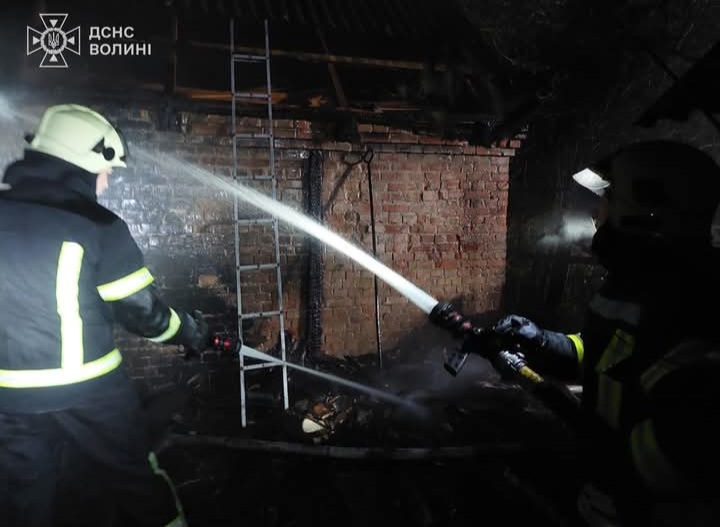 Луцькі рятувальники ліквідували пожежу в господарській споруді