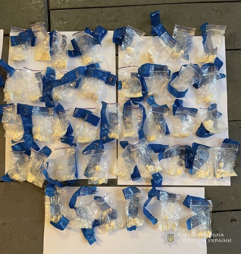 У Луцьку оперативники затримали зловмисника, який розповсюджував психотропи через закладки та поштові відправлення