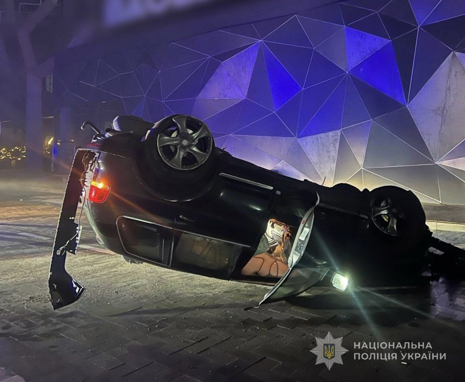 Мчався, перевернувся і «надув» на протокол: у Луцьку поліцейські зупинили нетверезого керманича