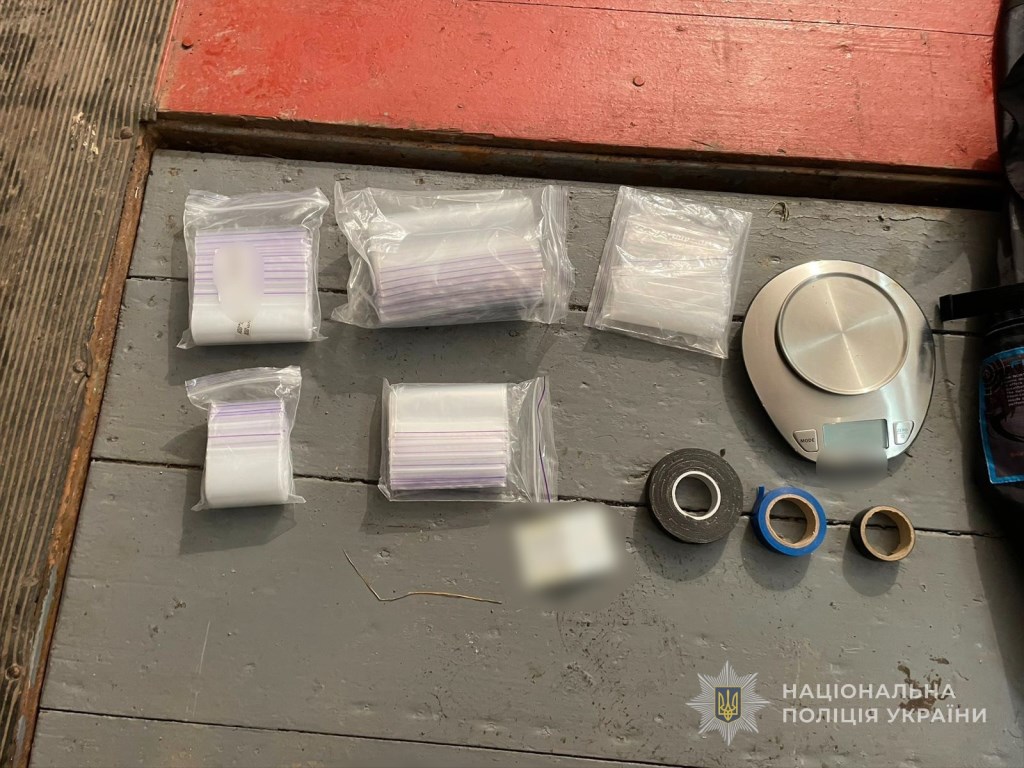 У Луцьку оперативники затримали зловмисника, який розповсюджував психотропи через закладки та поштові відправлення