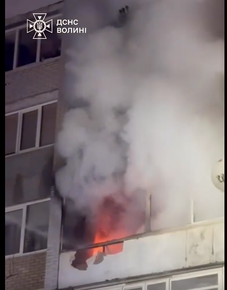 У Луцьку рятувальники ліквідували пожежу в квартирі багатоповерхівки, евакуювали п’ятьох людей