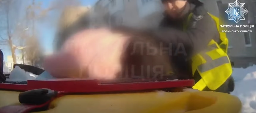 У Луцьку патрульні надали допомогу жінці, яка намагалася вчинити непоправне