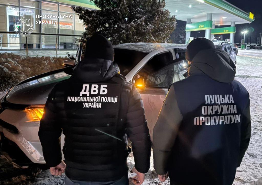 «Вирішував питання» у сервісному центрі МВС на Волині – жителю Рівненщини повідомили про підозру у зловживанні впливом