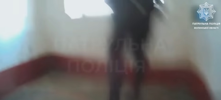 У Луцьку патрульні завадили чоловіку зробити фатальний крок