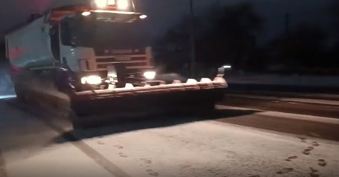 На Волині для боротьби з негодою на автошляхах задіяли понад 30 машин та механізмів