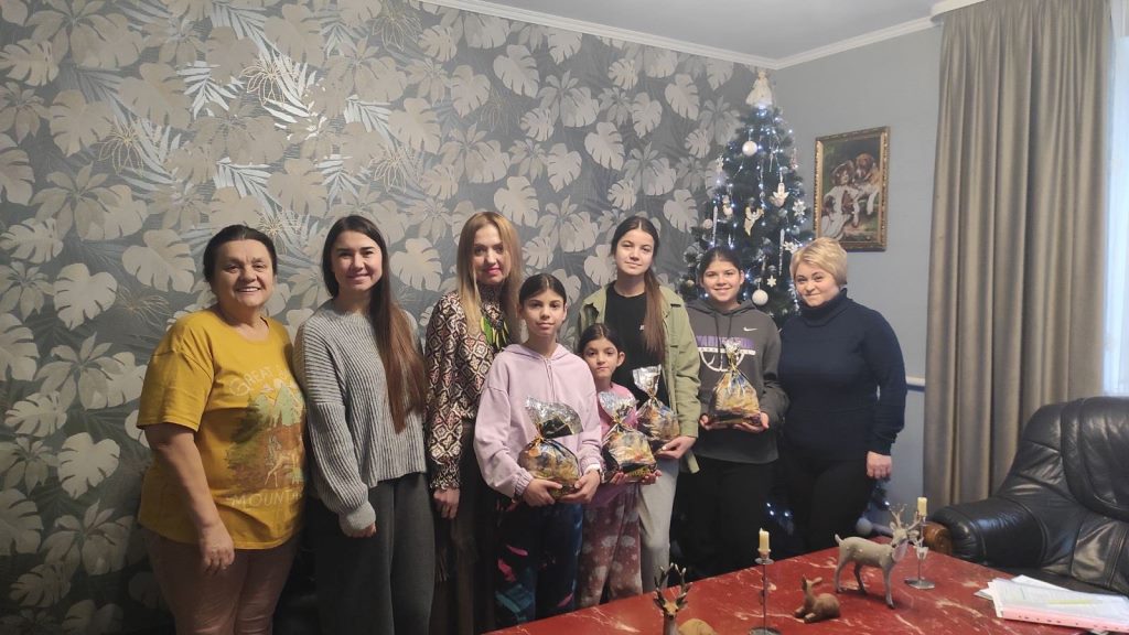 У Боратинській громаді передали подарунки у дитячі будинки сімейного типу