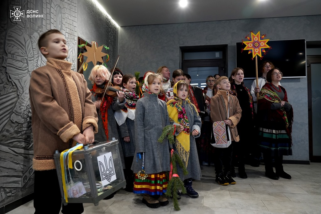 Юні таланти зігріли серця волинських рятувальників колядою