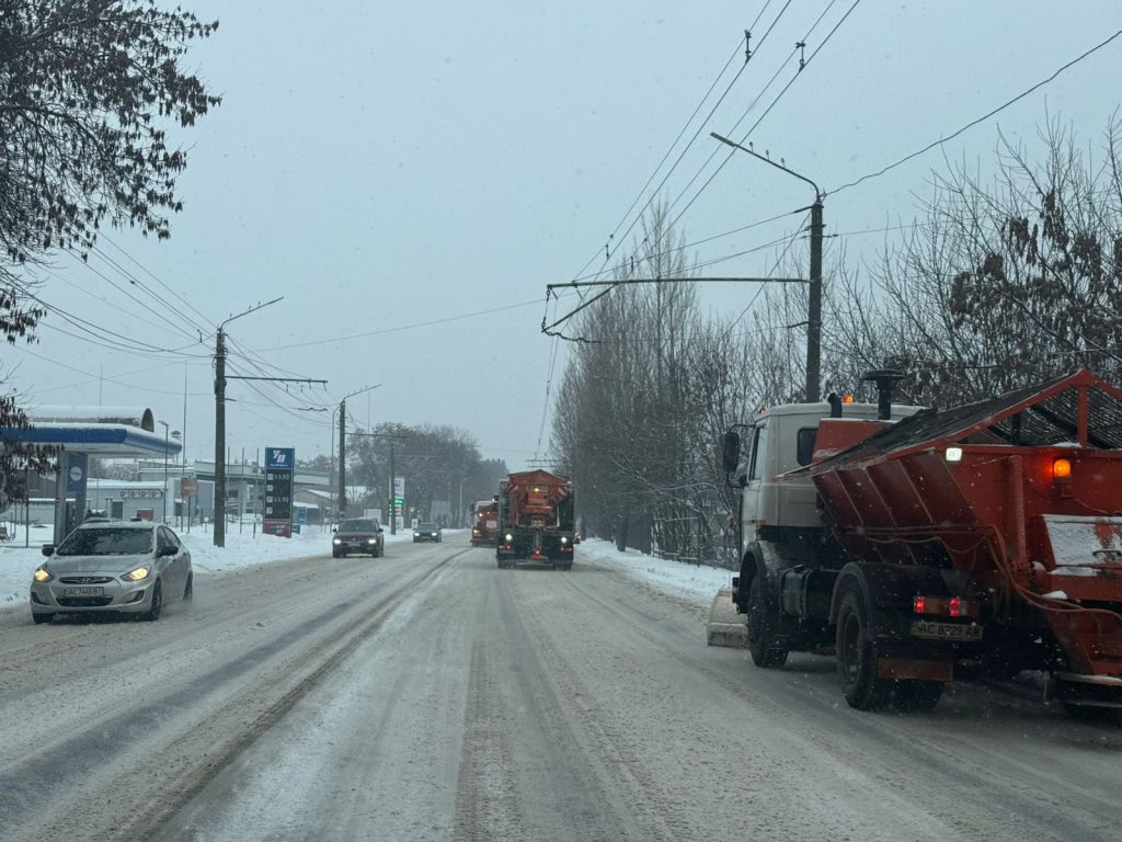 У Луцькій громаді розчищають дороги від снігу