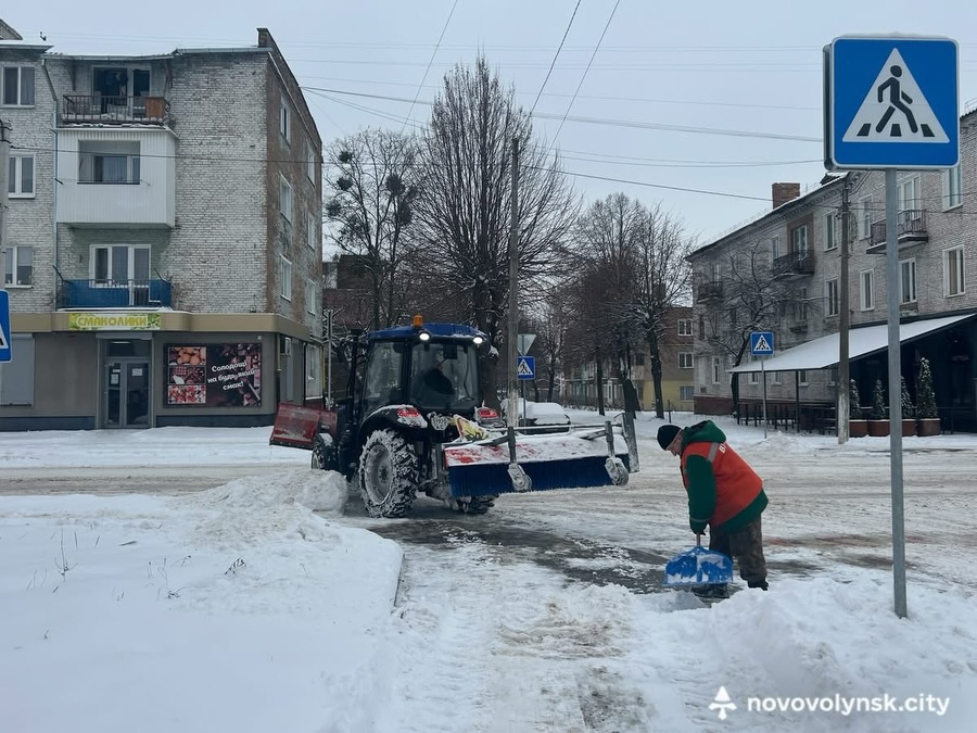 У Нововолинській громаді від учорашнього вечора працювала снігоприбиральна техніка