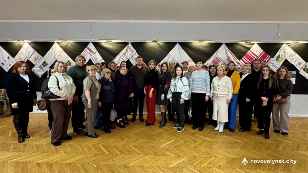 У Нововолинську представили виставку рушників вишитих родинами військовополонених зі всієї України
