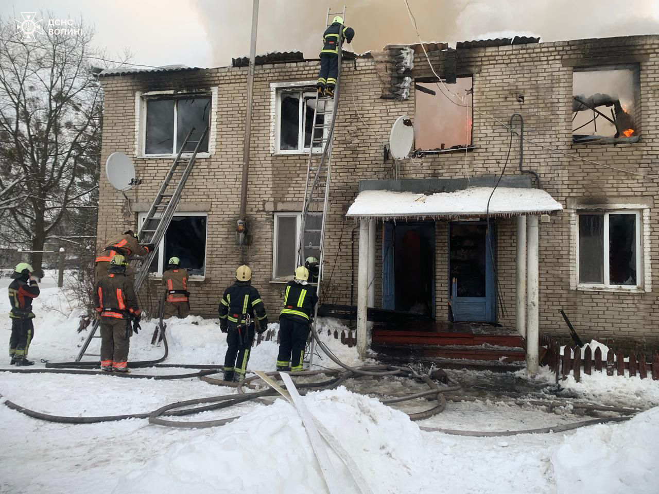 Рятувальники ліквідували пожежу багатоквартирного будинку в селищі Маневичі