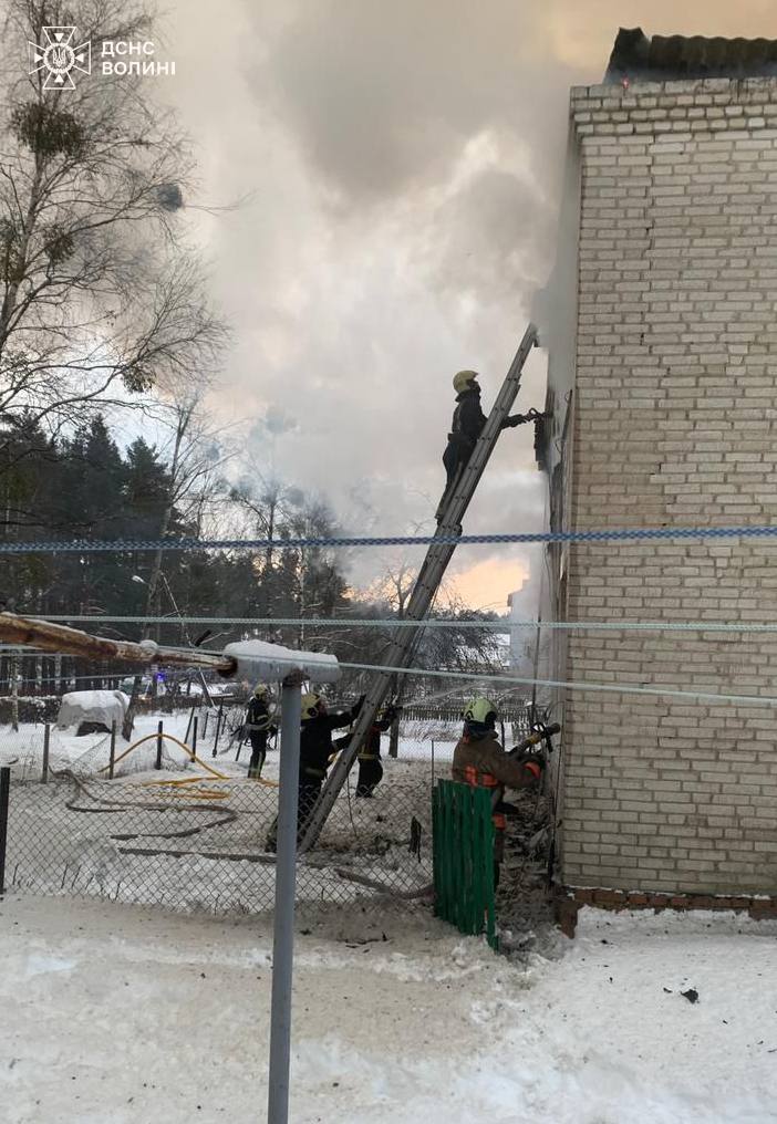 Рятувальники ліквідували пожежу багатоквартирного будинку в селищі Маневичі