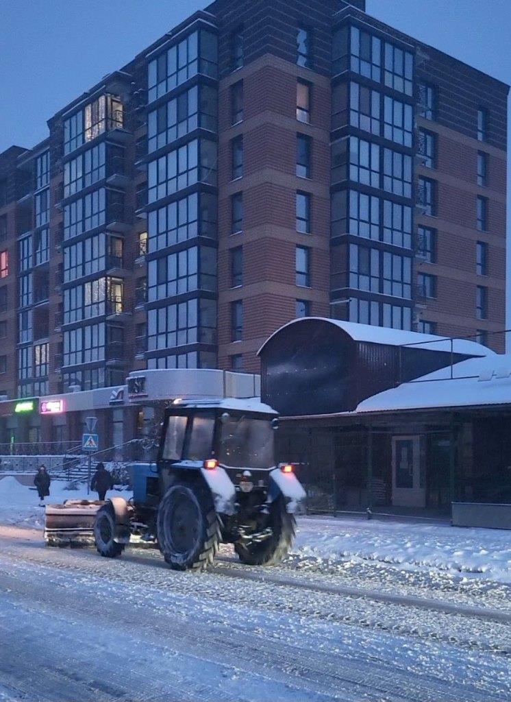 Вдень і вночі у будні та вихідні комунальники Володимира прибирають сніг у громаді