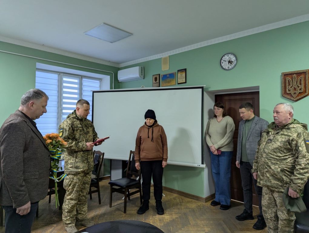 У Колодяжненській громаді матері полеглого Героя вручили його посмертну нагороду