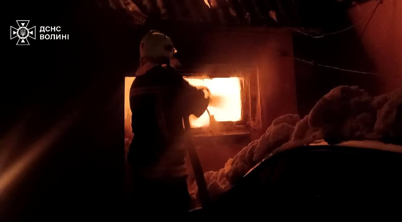 Сьогодні вночі волинські рятувальники ліквідували дві пожежі