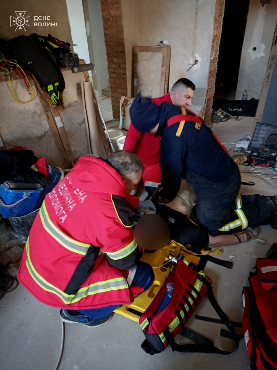 У Луцькому районі в технологічному колодязі виявили чоловіка без ознак життя