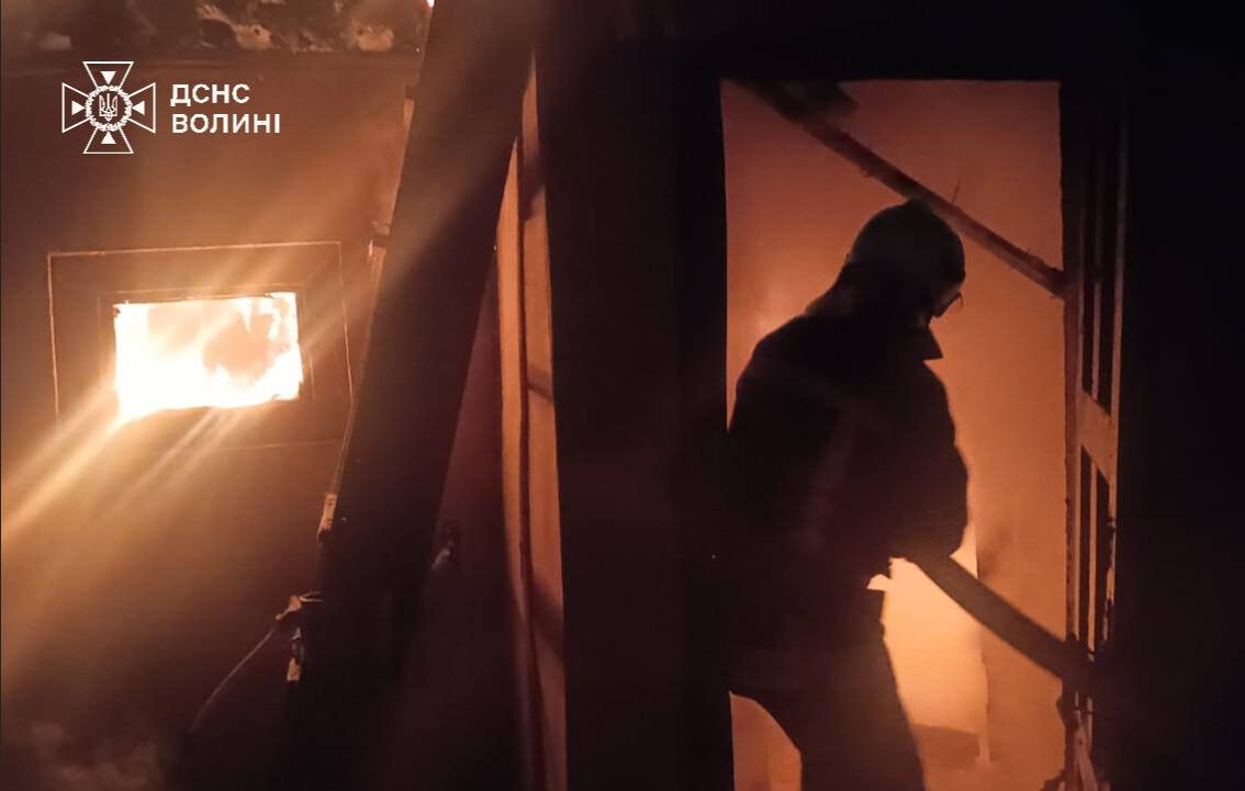 Сьогодні вночі волинські рятувальники ліквідували дві пожежі