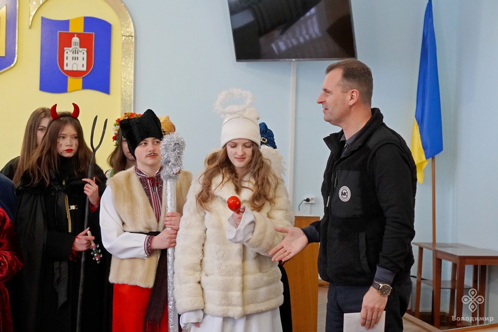 У Володимирі вихованці недільної школи віншували та колядували у міськраді
