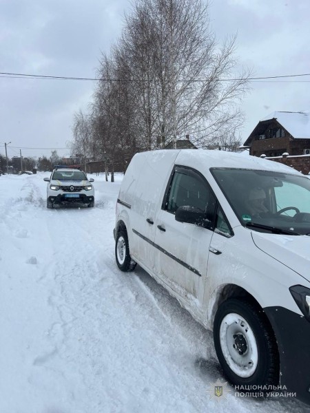 На Волині триває робота поліції на дорогах під час ускладнення погодних умов