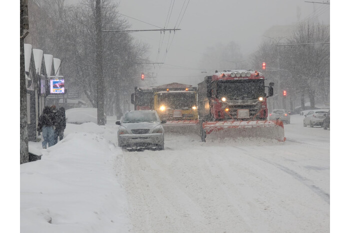 Над очищенням доріг у Луцькій громаді працює 30 одиниць техніки