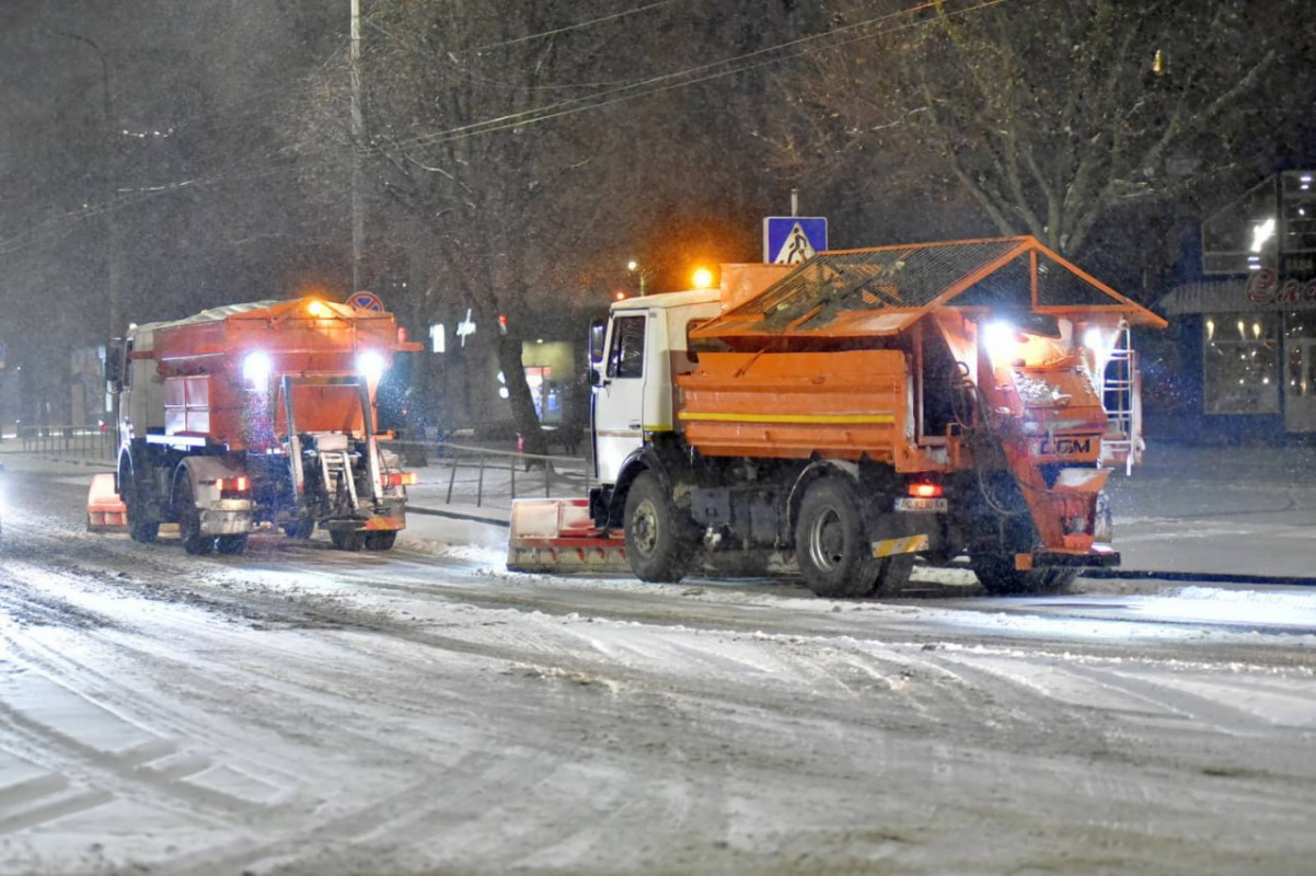 Розчистка снігу: у Луцьку водіїв закликають не паркувати авто на проїжджій частині вздовж проспекту Президента Грушевського та вулиці Винниченка