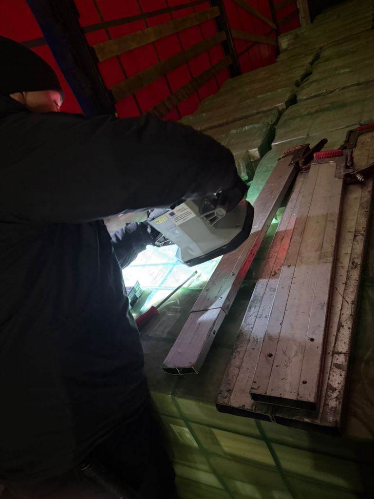 Водій-далекобійник із Польщі віз через кордон на Волинь приховані цигарки