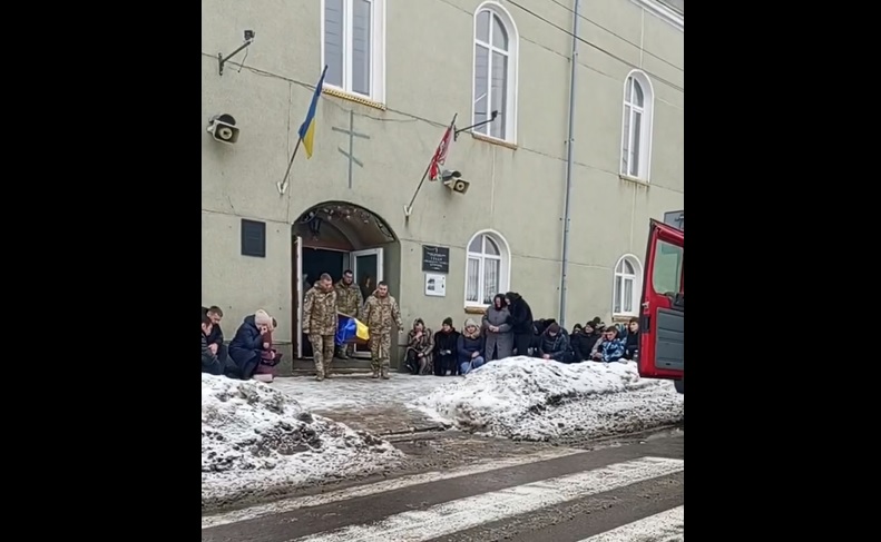 У Дубівській громаді попрощалися із воїном Олександром Васильчуком