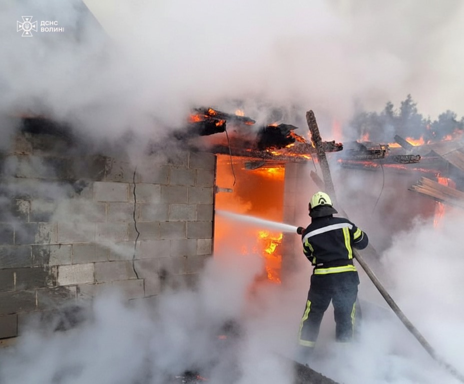 Волинські рятувальники ліквідували три пожежі та відбуксирували «швидку» із замету