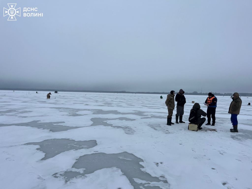 У Шацькій громаді рятувальники розповіли рибалкам про дотримання правил безпеки на льоду