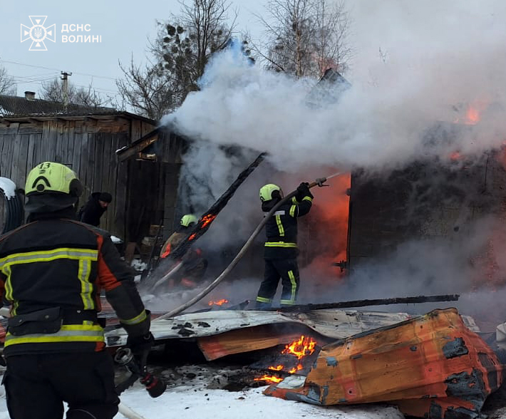 Волинські рятувальники ліквідували три пожежі та відбуксирували «швидку» із замету