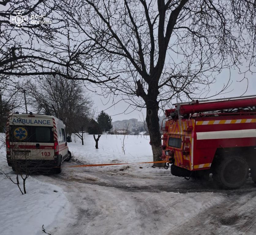 У Нововолинську рятувальники відбуксирували авто швидкої допомоги