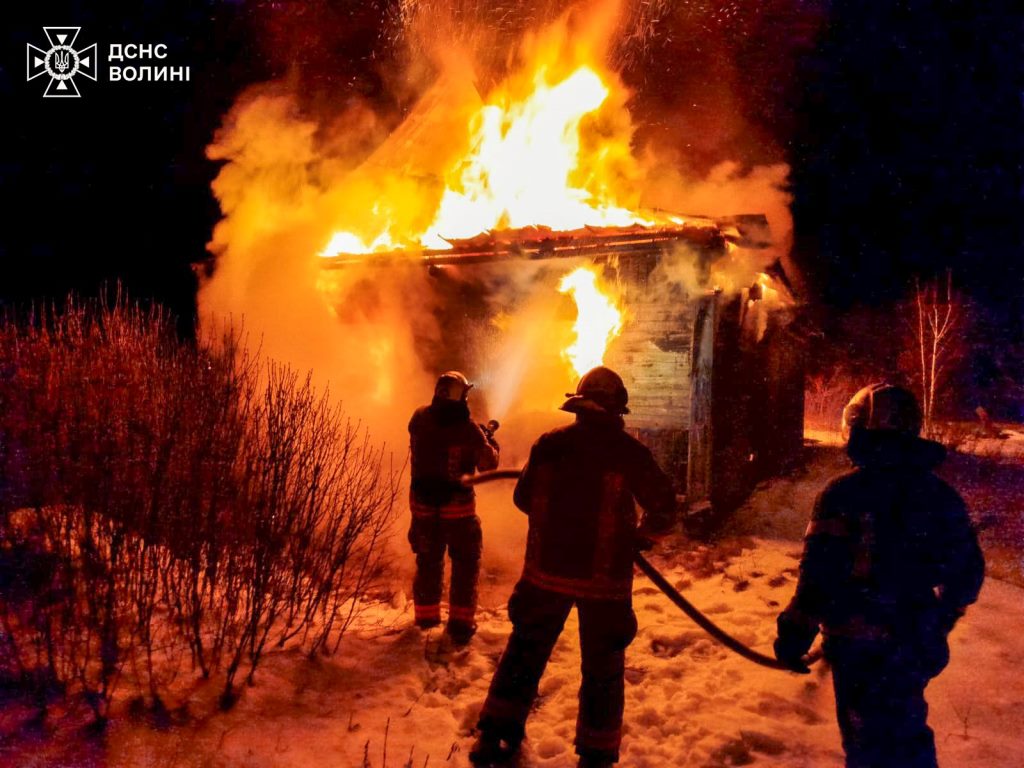 На Волині горіли авто, житловий будинок та господарська споруда