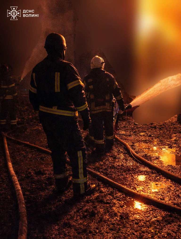 Обстріл Нововолинська: до ліквідації пожежі задіяли 30 рятувальників