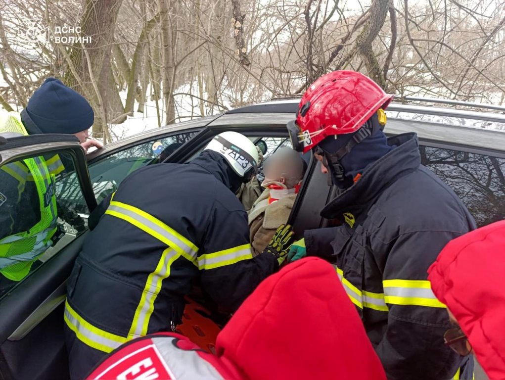 У Луцькому районі рятувальники надали допомогу людині, яка потрапила в ДТП