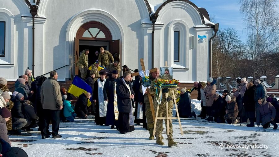 У Нововолинській громаді попрощалися із воїном Володимиром Михнюком