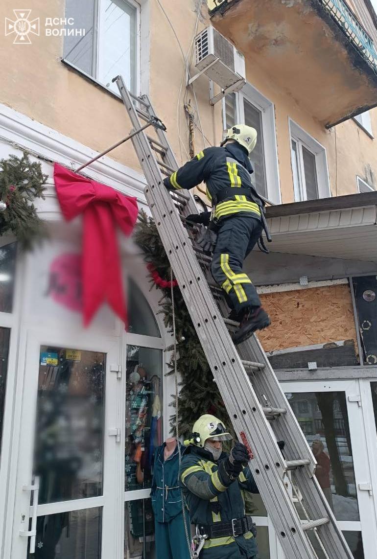 У Нововолинську рятувальники забезпечили доступ до квартири, де була заблокована дворічна дитина